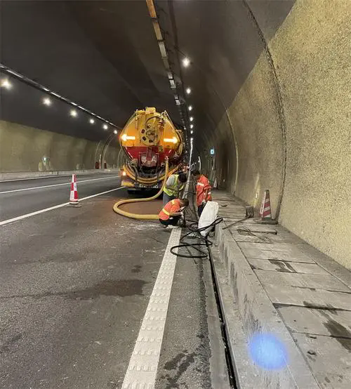 朗县隧道排水渠清淤